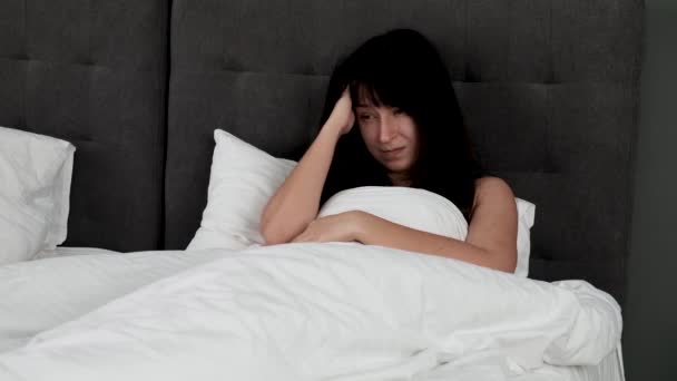 Kâküllü Genç Beyaz Bir Kadın Yatakta Kafasına Masaj Yapıyor Battaniyenin — Stok video
