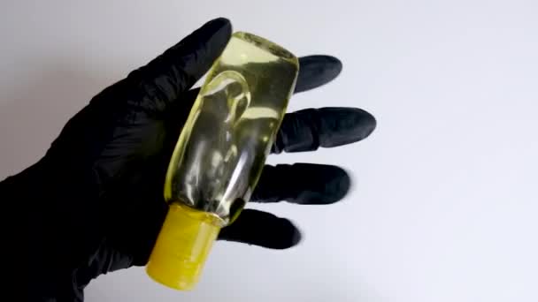 Aplicando Gel Desinfetante Uma Garrafa Amarela Mãos Luvas Pretas Desinfectar — Vídeo de Stock