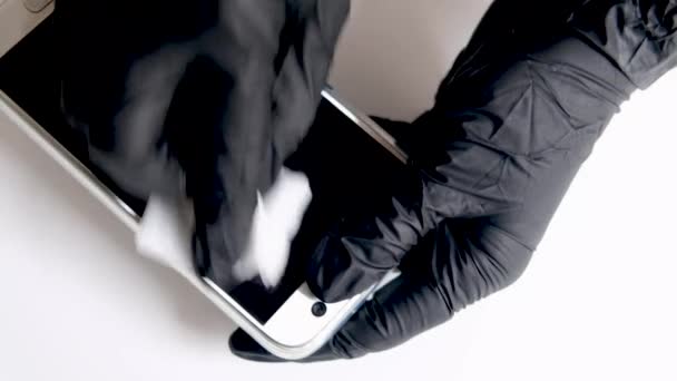 Schoonmaken Smartphone Scherm Telefoon Display Met Natte Doekjes Zwarte Handschoenen — Stockvideo