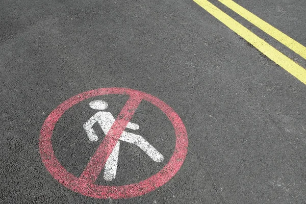 Wit Wegmarkeringssignaal Gele Lijnen Betonnen Asfalt Vervoersbeperkingen Onderweg Geen Voetgangers — Stockfoto