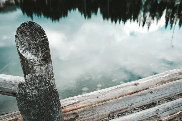 Vista Cerca Valla Madera Lago Artificial Reflejo Espejo Árboles Cielo — Foto de Stock