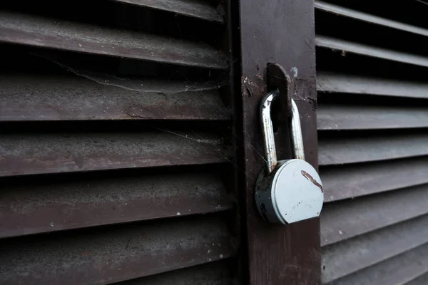 Puerta Cerrada Abandonada Garaje Cobertizo Almacén Antiguo Olvidado Candado Metal — Foto de Stock