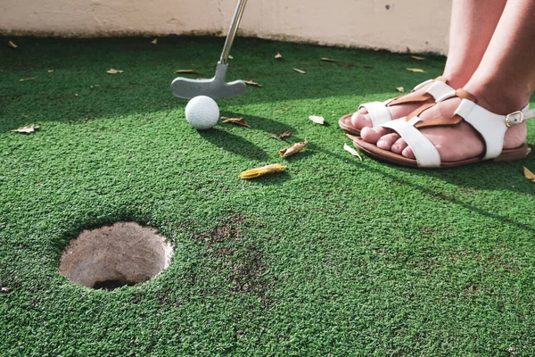 Mädchen Oder Junge Frau Spielen Minigolf Auf Kunstrasen Freien Spaß — Stockfoto