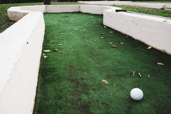 Bola Branca Campo Golfe Com Distância Para Buraco Alvo Jogando — Fotografia de Stock