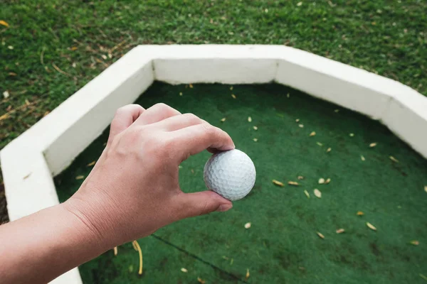 Mano Blanca Sosteniendo Pelota Golf Agujero Campo Jugar Mini Golf —  Fotos de Stock