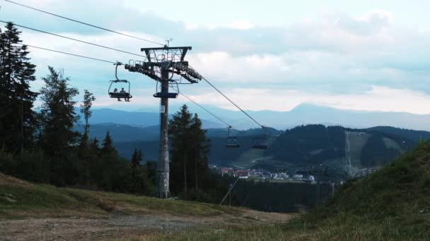 Skilift Fährt Während Der Sperrung Mit Kaum Touristen Leere Sitze — Stockvideo