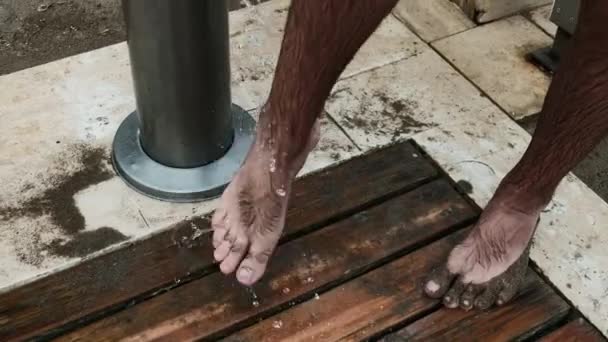 Man Washing Sand His Feet Tap Water Beach Vacation Services — ストック動画