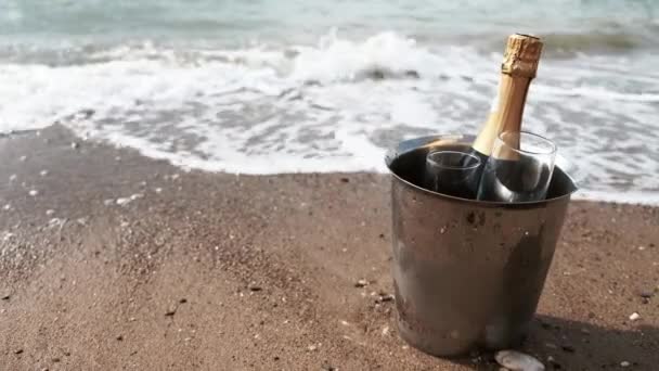 Відро Льоду Пляшкою Шампанського Двома Склянками Піску Промиваються Морською Водою — стокове відео