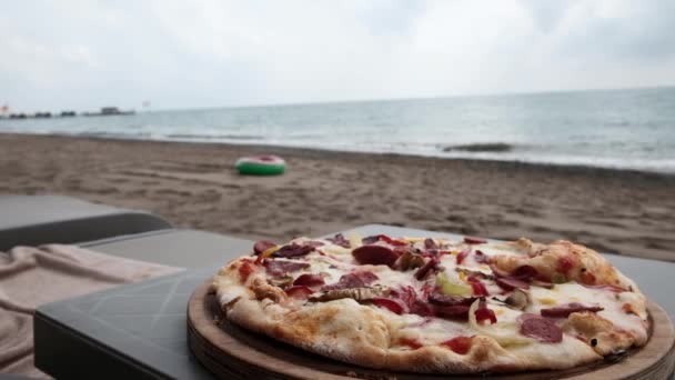 Pizza Tavolo Spiaggia Pranzo Durante Una Vacanza Lusso Mare Una — Video Stock