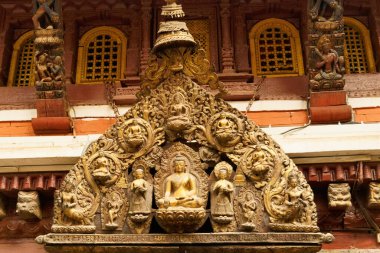 Nepal, Patan 'ın Altın Tapınağı' nda ahşap oyma