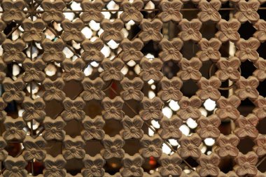 Nepal 'in oyulmuş ahşap pencereleri.          