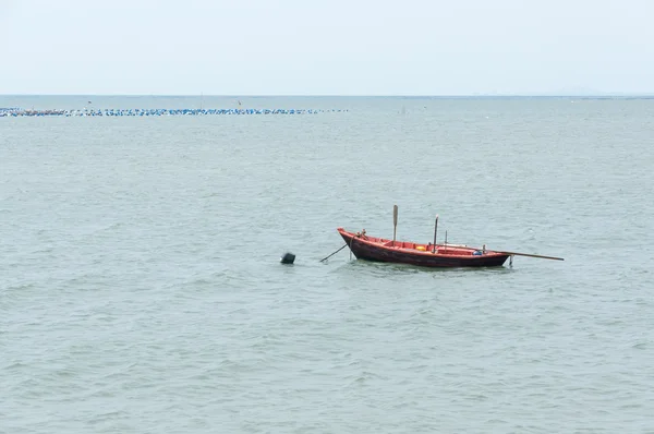 Pequeño barco de pesca en el mar — Foto de Stock