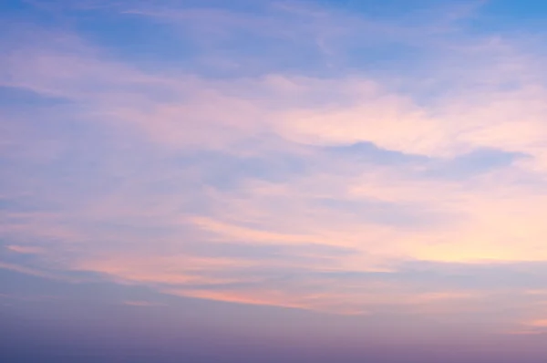 Ateşli turuncu gündoğumu gökyüzü. Güzel gökyüzü.