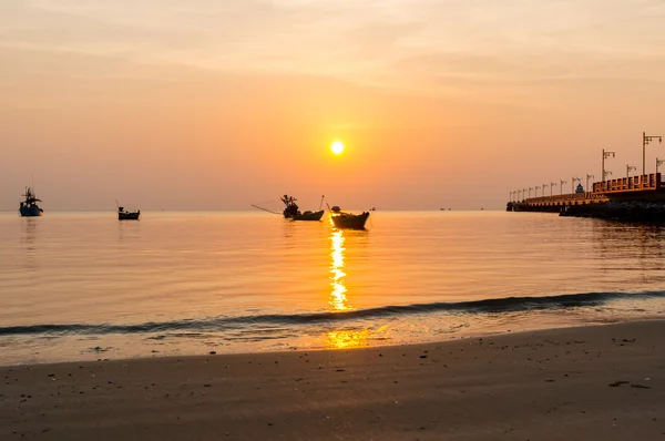 Área pública nascer do sol na ponte Saranvitee ao prachuab com silhueta de pequeno barco de pesca, província de Prachuap Khiri Khan, Tailândia — Fotografia de Stock