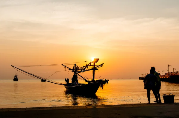 Siluetas de barcos pesqueros y pescadores al amanecer . — Foto de Stock