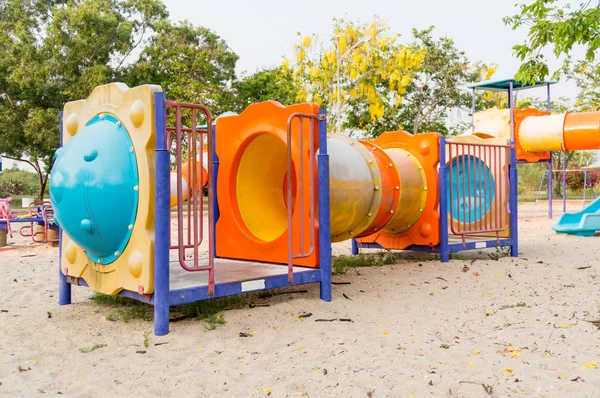 Parque infantil colorido no quintal do parque. — Fotografia de Stock