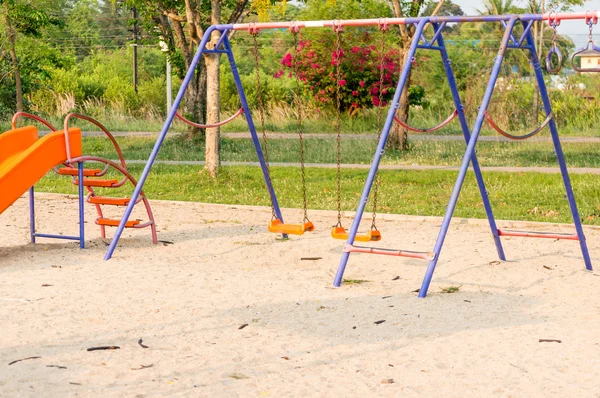 Parque infantil colorido no quintal do parque. — Fotografia de Stock
