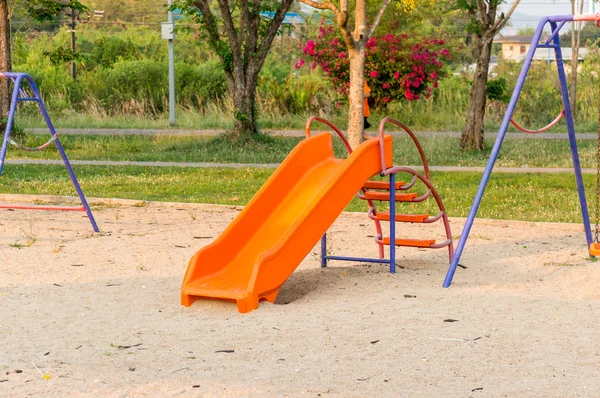 Parque infantil colorido no quintal do parque. — Fotografia de Stock