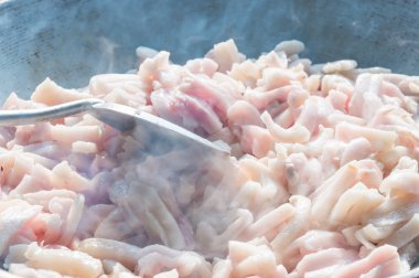 Domuz yağı, seçici odak yapmak için tavada domuz deri üzerinde merkezi 