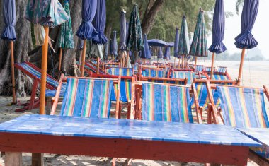 şemsiye ve plaj Tayland yemek için tablo.