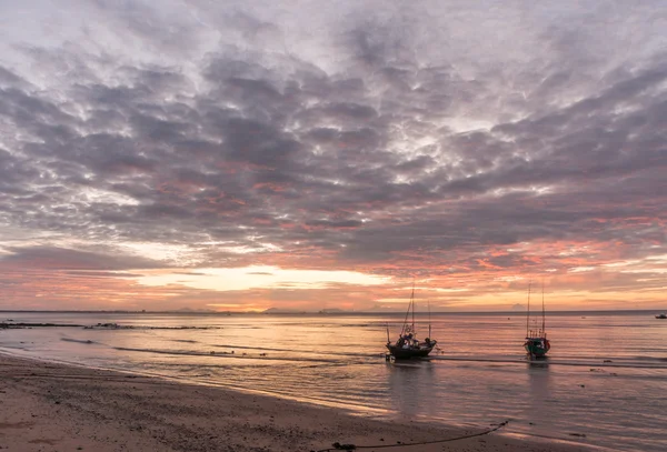 Silhouet van groep vissersboot op zee, zeegezicht bij zonsopgang, hemel — Stockfoto