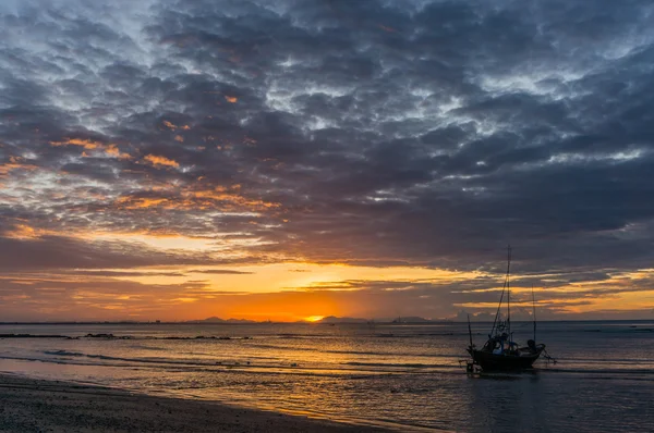 Silhouette  of fishing boat on sea, seascape at sunrise, sky — Stock Photo, Image
