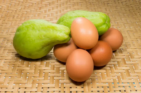 Ovo e Chayote com fundo basketwork — Fotografia de Stock