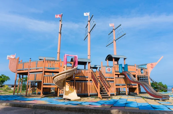 Playground em endereço público com fundo céu azul — Fotografia de Stock