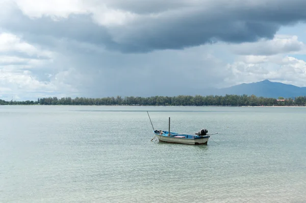 Małych łodzi rybackich w zatoce Manao, Prachuap Khiri Khan. z — Zdjęcie stockowe