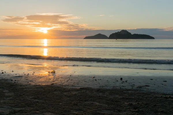 Gündoğumu silüeti Ao Manao Beach, Prachuap Khiri Khan Pro