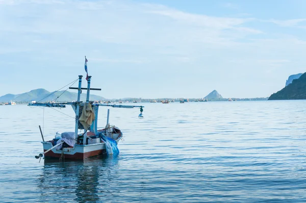 Barco para la captura de calamares en la playa de Ao Prachuap, Prachuap Kh — Foto de Stock