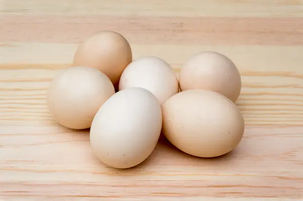Ovos orgânicos naturais sobre madeira — Fotografia de Stock