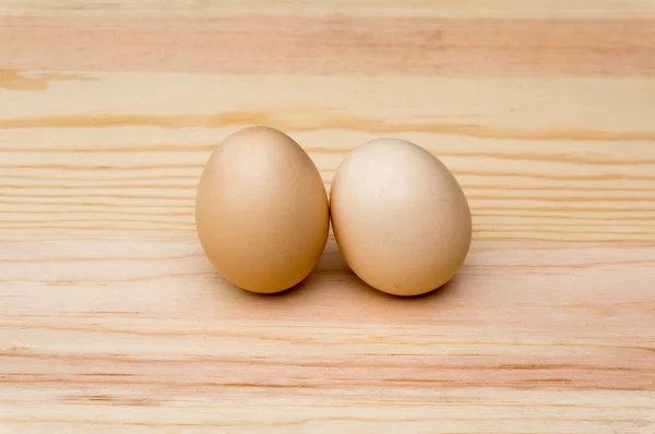 Ahşap üzerine doğal organik yumurta — Stok fotoğraf