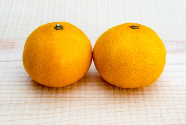 Apelsiner på träbotten — Stockfoto