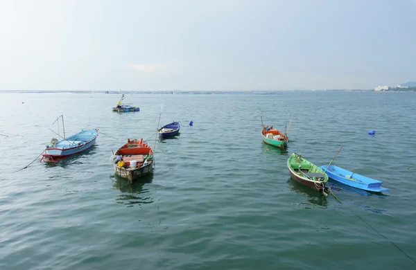 Pequeños barcos de pesca en el puerto frente al mar . — Foto de Stock