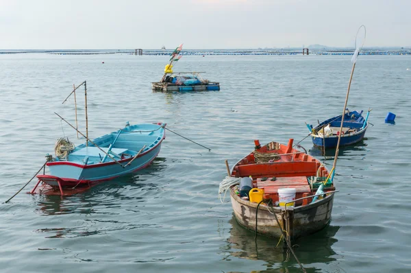 Pequeños barcos de pesca en el puerto frente al mar . — Foto de Stock