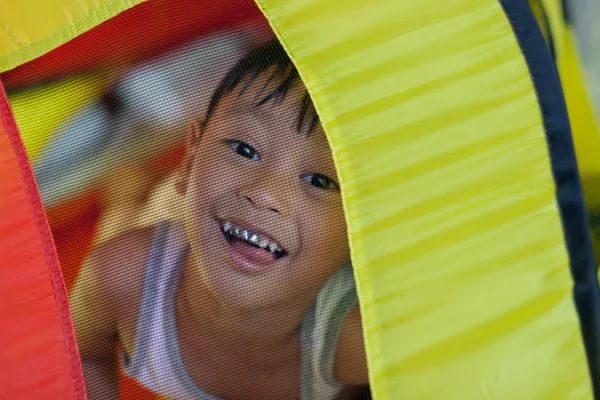Crianças com coroas de metal sorriu alegremente em Tendas Brinquedos — Fotografia de Stock