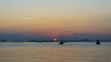 balıkçı teknesi ve günbatımı, koh sichang ve sri silüeti