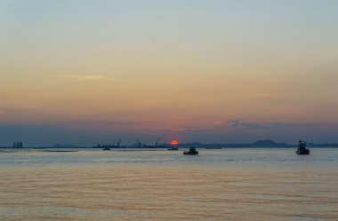 balıkçı teknesi ve günbatımı, koh sichang ve sri silüeti