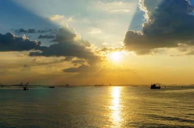 balıkçı teknesi ve günbatımı, koh sichang ve sri silüeti