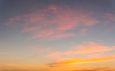 gün batımında gökyüzünde bulut 