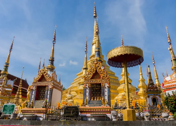 Wat praboromtat bantak Templo. Es reliquias consagradas de la Bu —  Fotos de Stock
