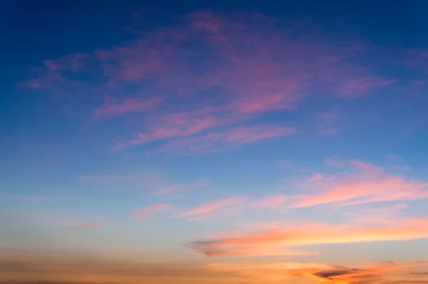 gün batımında gökyüzünde bulut 