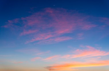 gün batımında gökyüzünde bulut 