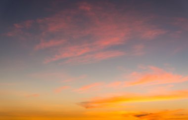 gün batımında gökyüzünde bulut 