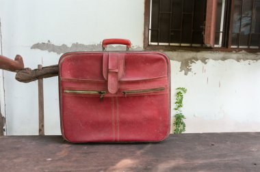 Eski bavul üzerinde ahşap sandalye izole