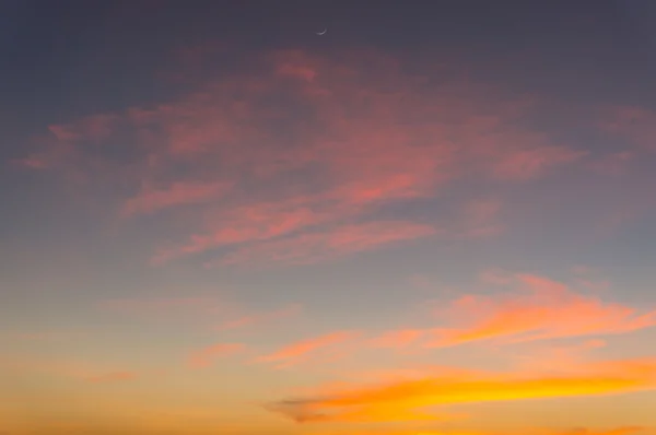 gün batımında gökyüzünde bulut 