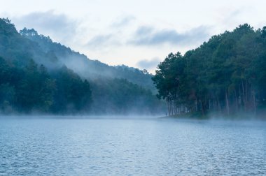 pang ung Baraj Gölü Mae hong sorn, Tayland bulunmaktadır.