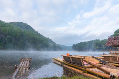 pang ung Baraj Gölü salda bambu.