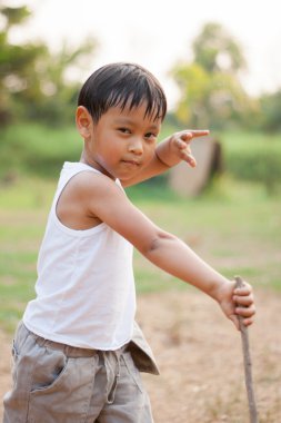 Kung-Fu eğleniyor oynarken mutlu genç Asya çocuk